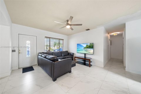 Villa ou maison à vendre à Hollywood, Floride: 3 chambres, 118.45 m2 № 1993523 - photo 5