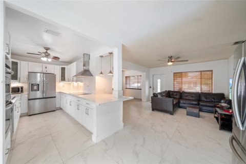 Villa ou maison à vendre à Hollywood, Floride: 3 chambres, 118.45 m2 № 1993523 - photo 7