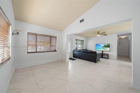 Villa ou maison à vendre à Hollywood, Floride: 3 chambres, 118.45 m2 № 1993523 - photo 4