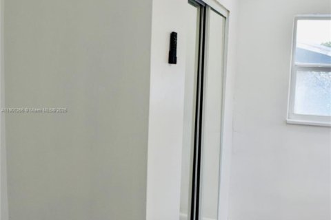 Villa ou maison à louer à Fort Lauderdale, Floride: 4 chambres, 195.56 m2 № 2037852 - photo 15