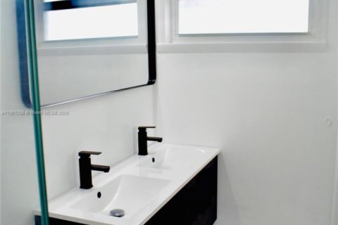 Villa ou maison à louer à Fort Lauderdale, Floride: 4 chambres, 195.56 m2 № 2037852 - photo 10