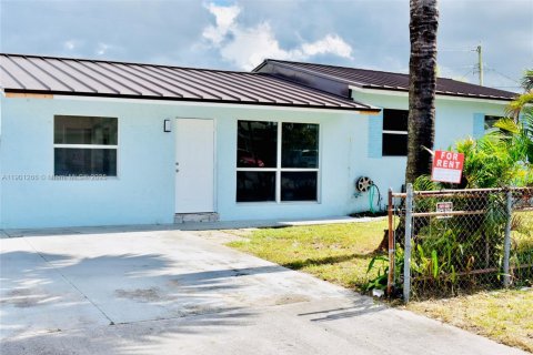 Villa ou maison à louer à Fort Lauderdale, Floride: 4 chambres, 195.56 m2 № 2037852 - photo 2