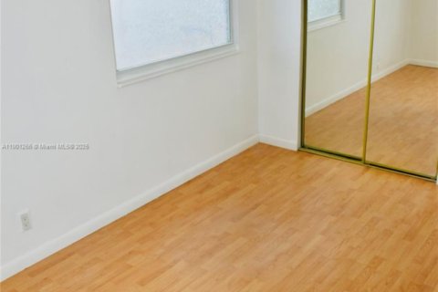 Villa ou maison à louer à Fort Lauderdale, Floride: 4 chambres, 195.56 m2 № 2037852 - photo 12