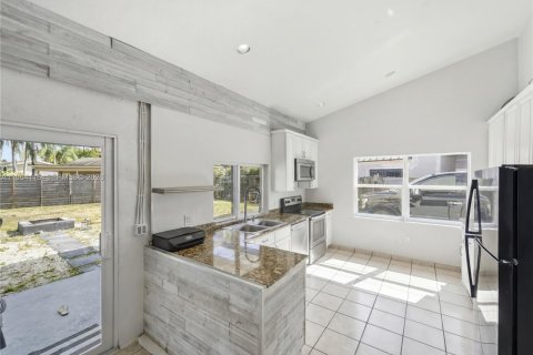 Купить виллу или дом в Уэстон, Флорида 3 спальни, 139.54м2, № 2026869 - фото 12