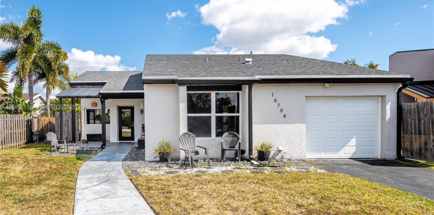 Дом в Уэстон, Флорида 3 спальни, 139.54м2 № 2026869