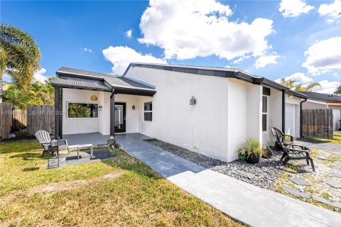 House in Weston, Florida 3 bedrooms, 139.54 sq.m. № 2026869 - photo 29