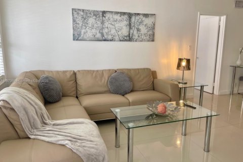 Condominio en Miami Beach, Florida, 2 dormitorios  № 2038045