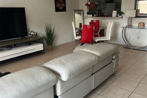 Copropriété à louer à Hialeah, Floride: 1 chambre, 91.23 m2 № 1892976 - photo 9