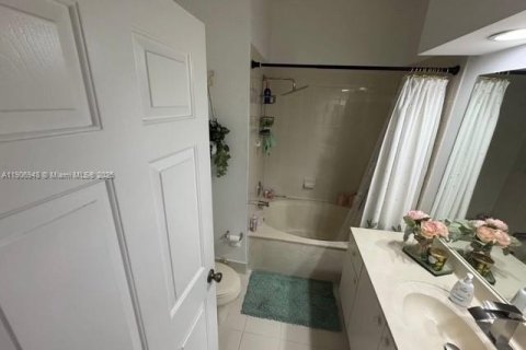 Снять в аренду таунхаус в Хомстед, Флорида 2 спальни, 104.98м2, № 1963596 - фото 23