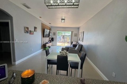 Снять в аренду таунхаус в Хомстед, Флорида 2 спальни, 104.98м2, № 1963596 - фото 12