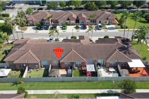 Снять в аренду таунхаус в Хомстед, Флорида 2 спальни, 104.98м2, № 1963596 - фото 1