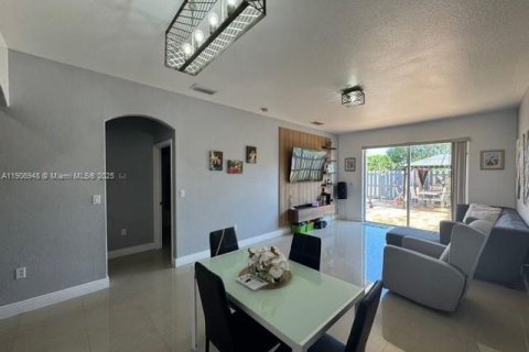 Снять в аренду таунхаус в Хомстед, Флорида 2 спальни, 104.98м2, № 1963596 - фото 13