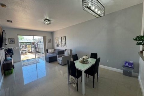 Снять в аренду таунхаус в Хомстед, Флорида 2 спальни, 104.98м2, № 1963596 - фото 14