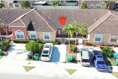 Снять в аренду таунхаус в Хомстед, Флорида 2 спальни, 104.98м2, № 1963596 - фото 2