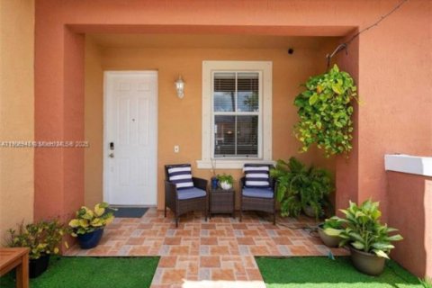 Снять в аренду таунхаус в Хомстед, Флорида 2 спальни, 104.98м2, № 1963596 - фото 4