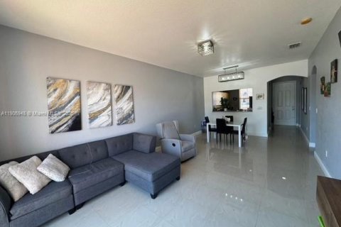 Снять в аренду таунхаус в Хомстед, Флорида 2 спальни, 104.98м2, № 1963596 - фото 10