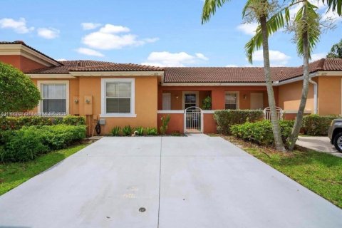 Снять в аренду таунхаус в Хомстед, Флорида 2 спальни, 104.98м2, № 1963596 - фото 3