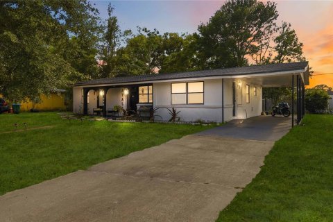 Casa en Deltona, Florida 3 dormitorios, 141.95 m2 № 2103776