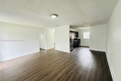 Casa en alquiler en Miami, Florida, 2 dormitorios, 156.08 m2 № 1998371 - foto 10