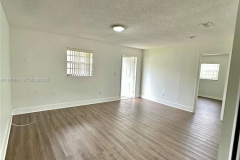 Casa en alquiler en Miami, Florida, 2 dormitorios, 156.08 m2 № 1998371 - foto 13