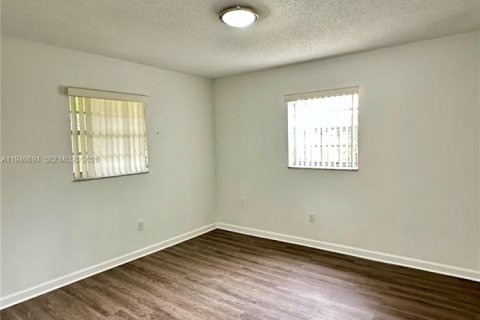 Casa en alquiler en Miami, Florida, 2 dormitorios, 156.08 m2 № 1998371 - foto 16