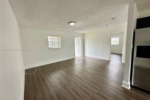 Casa en alquiler en Miami, Florida, 2 dormitorios, 156.08 m2 № 1998371 - foto 14