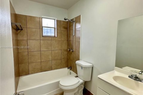 Casa en alquiler en Miami, Florida, 2 dormitorios, 156.08 m2 № 1998371 - foto 18