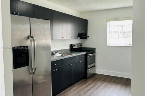 Casa en alquiler en Miami, Florida, 2 dormitorios, 156.08 m2 № 1998371 - foto 11