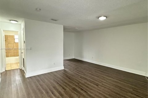 Casa en alquiler en Miami, Florida, 2 dormitorios, 156.08 m2 № 1998371 - foto 8