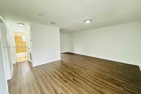 Casa en alquiler en Miami, Florida, 2 dormitorios, 156.08 m2 № 1998371 - foto 7