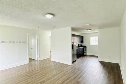 Casa en alquiler en Miami, Florida, 2 dormitorios, 156.08 m2 № 1998371 - foto 9