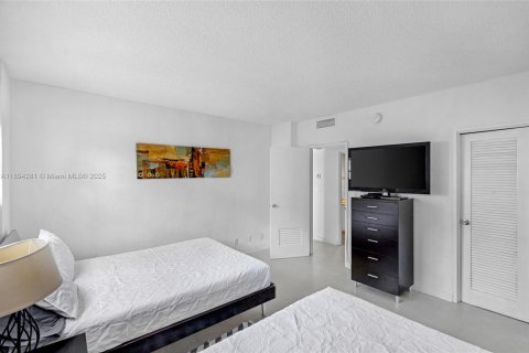 Condo in Hollywood, Florida, 1 bedroom  № 2014103 - photo 14