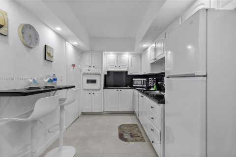 Condo in Hollywood, Florida, 1 bedroom  № 2014103 - photo 5