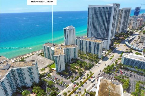 Condo in Hollywood, Florida, 1 bedroom  № 2014103 - photo 26
