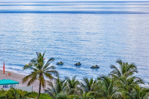 Condo in Hollywood, Florida, 1 bedroom  № 2014103 - photo 16