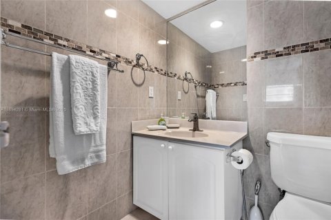 Condo in Hollywood, Florida, 1 bedroom  № 2014103 - photo 11