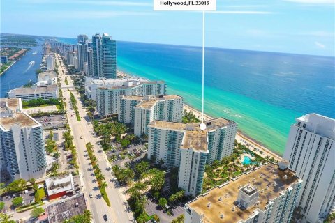 Condo in Hollywood, Florida, 1 bedroom  № 2014103 - photo 25