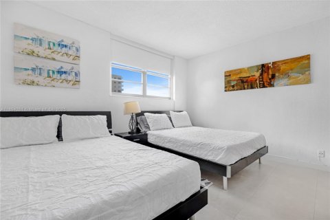 Condo in Hollywood, Florida, 1 bedroom  № 2014103 - photo 13