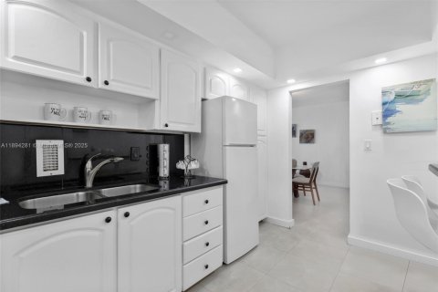 Condo in Hollywood, Florida, 1 bedroom  № 2014103 - photo 8