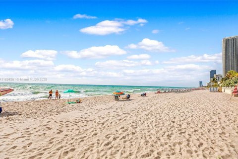Condo in Hollywood, Florida, 1 bedroom  № 2014103 - photo 29
