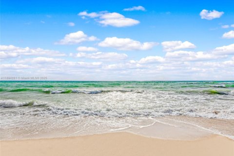 Condo in Hollywood, Florida, 1 bedroom  № 2014103 - photo 30