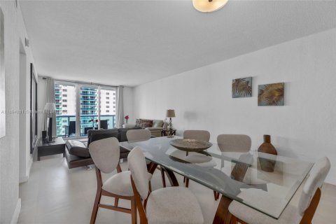 Condo in Hollywood, Florida, 1 bedroom  № 2014103 - photo 4