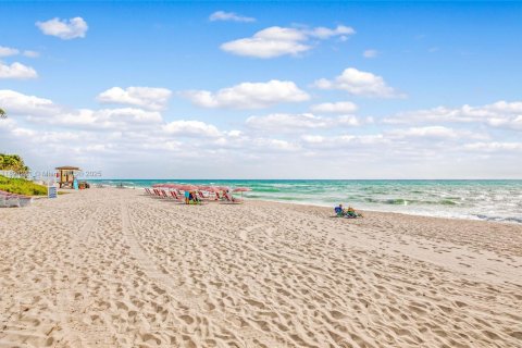 Condo in Hollywood, Florida, 1 bedroom  № 2014103 - photo 28