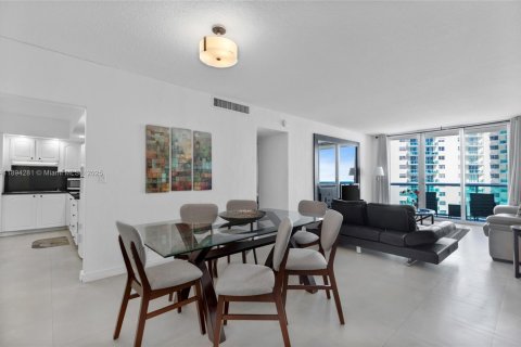 Condo in Hollywood, Florida, 1 bedroom  № 2014103 - photo 3
