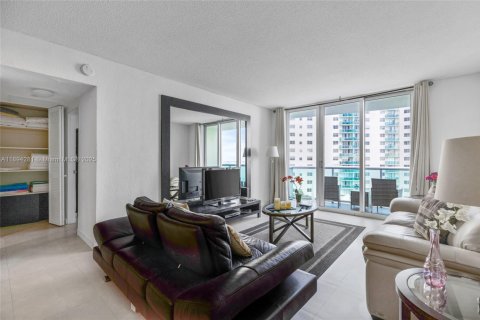 Condo in Hollywood, Florida, 1 bedroom  № 2014103 - photo 2