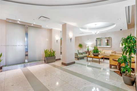 Condo in Hollywood, Florida, 1 bedroom  № 2014103 - photo 19