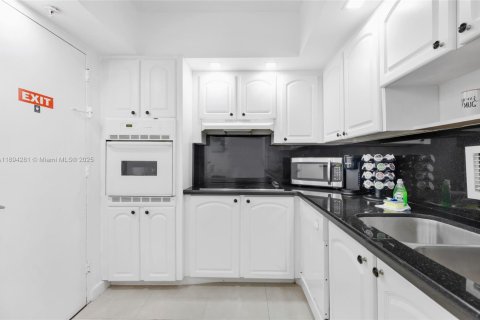 Condo in Hollywood, Florida, 1 bedroom  № 2014103 - photo 7