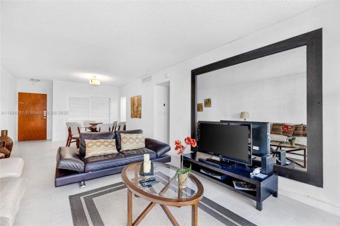 Condo in Hollywood, Florida, 1 bedroom  № 2014103 - photo 9