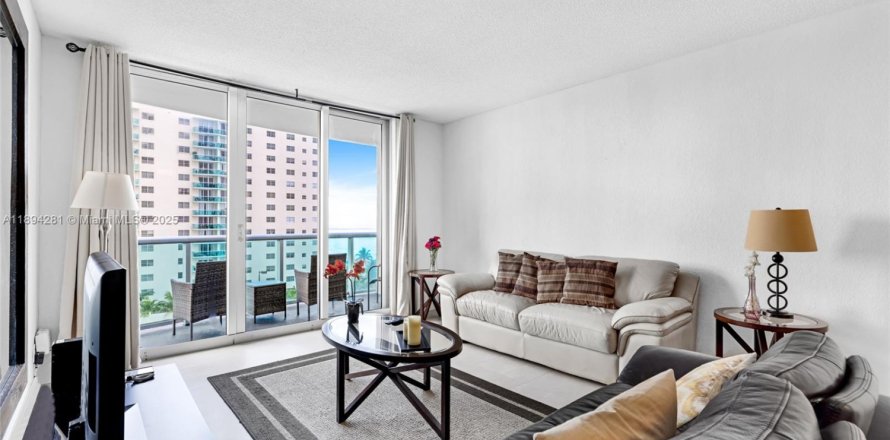 Condo in Hollywood, Florida, 1 bedroom  № 2014103