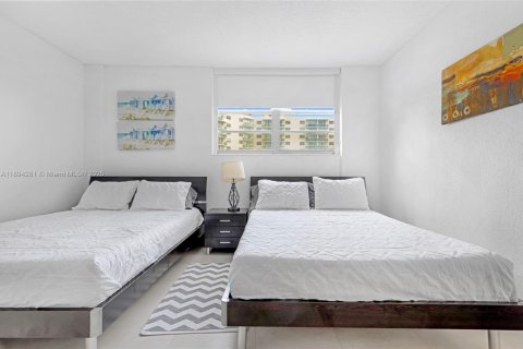 Condo in Hollywood, Florida, 1 bedroom  № 2014103 - photo 12